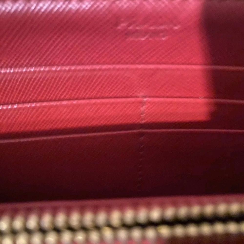 Prada wallet women. Condition is Pre-owned. - Picture 4 of 4